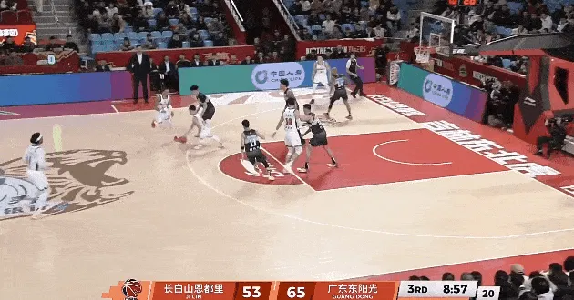 bsport体育最新版官方入口-萨林杰转换三分投进，广东轰出一波18-3领先15分打停吉林